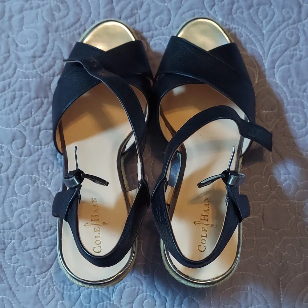LIKE NEW! COLE HAAN Hart Wedge Sandal Black Pebbled Leather Jute Rope 8 1/2B